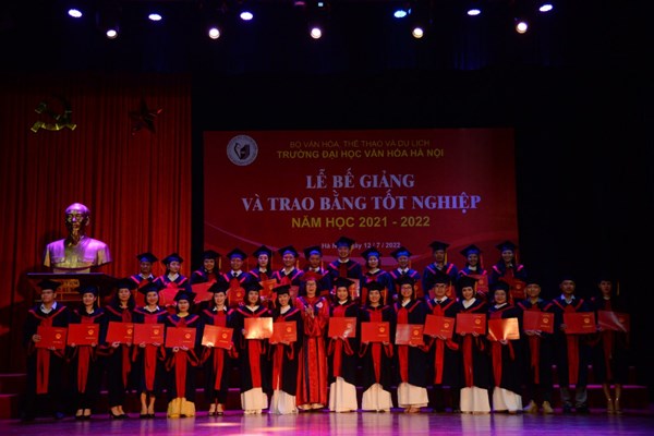 ĐH Văn hóa Hà Nội: Bế giảng và trao bằng tốt nghiệp năm học 2021-2022 - Anh 2