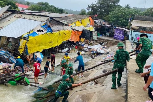 Kiên Giang mưa to, dông lốc gây thiệt hại nhiều nhà dân - Anh 1