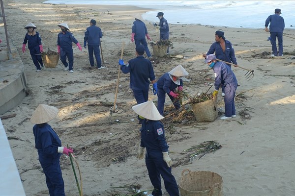 Khánh Hòa kiên quyết làm sạch môi trường biển - Anh 1