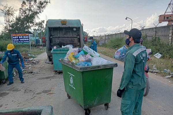 Quảng Ngãi: Ra quân thu gom, xử lý hơn 6 tấn rác ở bờ biển - Anh 5