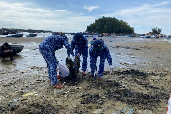 Quảng Ngãi: Ra quân thu gom, xử lý hơn 6 tấn rác ở bờ biển - Anh 3