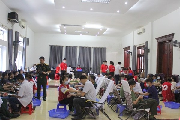 Hơn 3.000 tình nguyện viên tham gia hiến máu “Giọt hồng Xứ Thanh ” - Anh 1