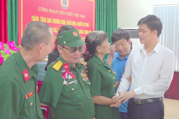 Tổng LĐLĐ Việt Nam thăm, tặng quà thương bệnh binh tại Thanh Hóa - Anh 1