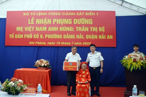 Bộ Tư lệnh Vùng Cảnh sát biển 1 nhận phụng dưỡng Mẹ Việt Nam anh hùng - Anh 1