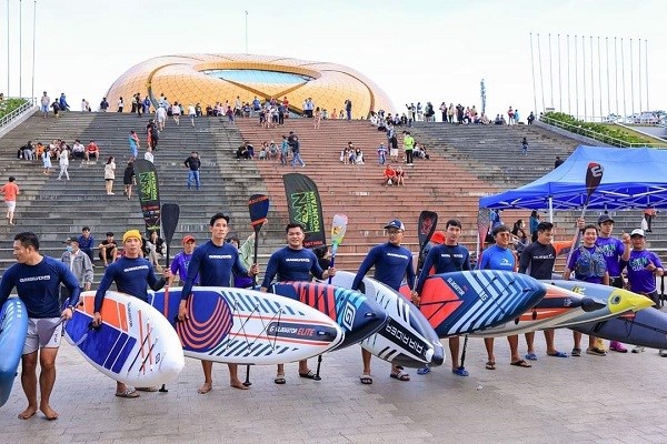 Lâm Đồng: Sôi động giải đua chèo ván đứng trên hồ Xuân Hương - Anh 1