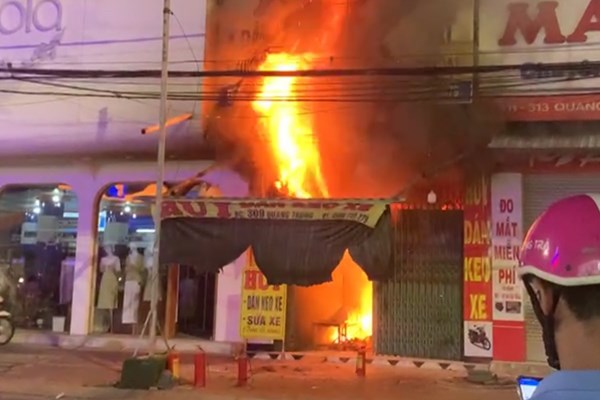 Quảng Ngãi: Cháy lớn thiêu rụi 2 cửa hàng - Anh 1