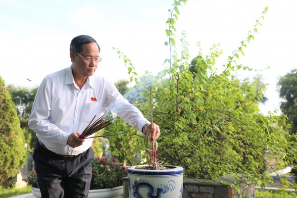Phó Chủ tịch Quốc hội Trần Quang Phương thăm, tặng quà gia đình chính sách tại Thanh Hóa - Anh 2