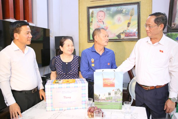 Phó Chủ tịch Quốc hội Trần Quang Phương thăm, tặng quà gia đình chính sách tại Thanh Hóa - Anh 3