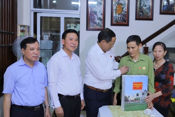 Phó Chủ tịch Quốc hội Trần Quang Phương thăm, tặng quà gia đình chính sách tại Thanh Hóa - Anh 4