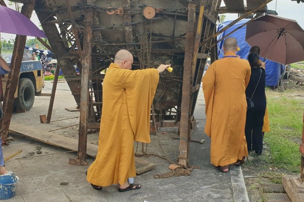 Lễ rót đồng đúc kim thân tôn tượng Đức Phật Di lặc tại chùa Hổ Sơn - Anh 2