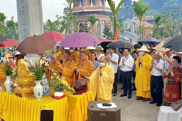 Lễ rót đồng đúc kim thân tôn tượng Đức Phật Di lặc tại chùa Hổ Sơn - Anh 1