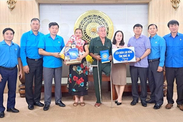 Tổng Liên đoàn Lao động Việt Nam thăm hỏi, tặng quà gia đình chính sách tại Nghệ An - Anh 1