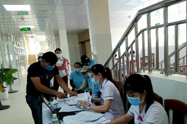 Bình Định: Hàng loạt nhân viên y tế xin thôi việc, bỏ việc - Anh 1