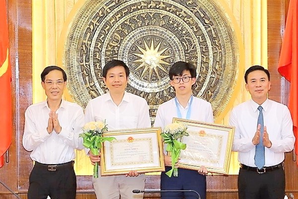 Thanh Hoá: Tuyên dương, trao thưởng học sinh đoạt giải Olympic quốc tế - Anh 1