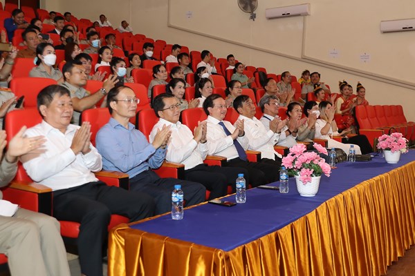 Thứ trưởng Tạ Quang Đông thăm và tặng quà Trường Nghệ thuật quốc gia Lào - Anh 3