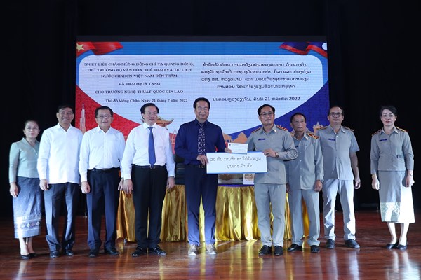 Thứ trưởng Tạ Quang Đông thăm và tặng quà Trường Nghệ thuật quốc gia Lào - Anh 5