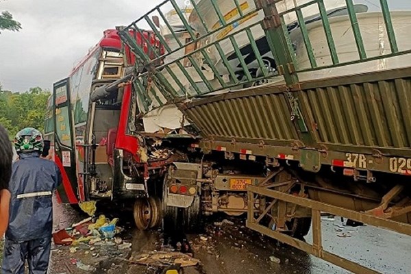Thanh Hóa: Xe khách đấu đầu xe container, 5 người thương vong - Anh 1