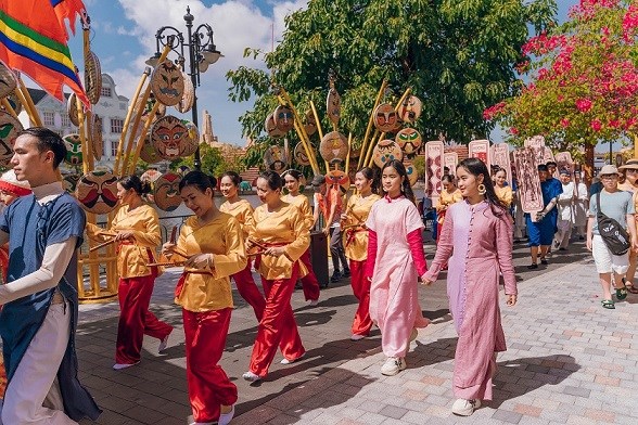 Du khách háo hức “check in” tinh hoa lễ hội truyền thống tại VinWonders Nam Hội An - Anh 1