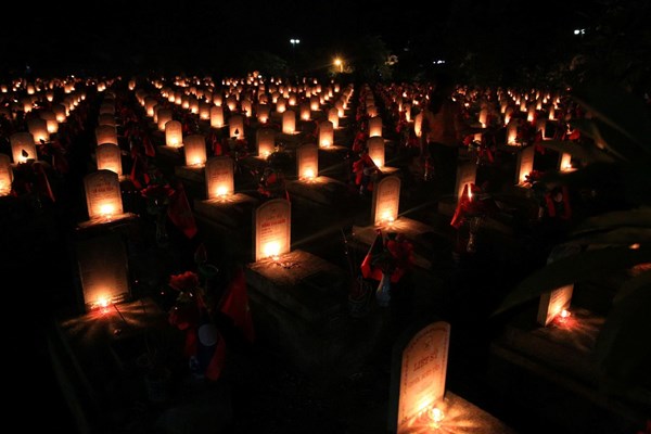 Tri ân tại Nghĩa trang Liệt sĩ quốc tế Việt - Lào: “Chúng tôi về đây đồng đội ơi!” - Anh 3