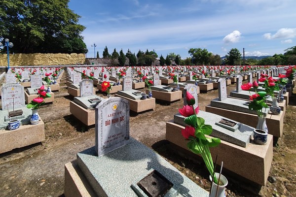 Tri ân tại Nghĩa trang Liệt sĩ quốc tế Việt - Lào: “Chúng tôi về đây đồng đội ơi!” - Anh 1
