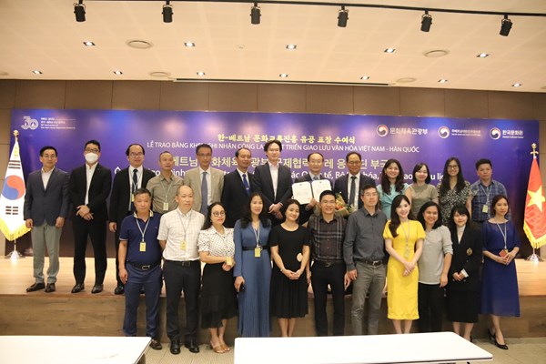Bộ VHTTDL Hàn Quốc tặng Bằng khen cho Phó Cục trưởng Cục Hợp tác quốc tế Lê Ngọc Định - Anh 5