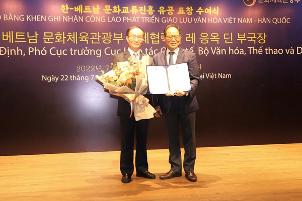 Bộ VHTTDL Hàn Quốc tặng Bằng khen cho Phó Cục trưởng Cục Hợp tác quốc tế Lê Ngọc Định - Anh 1
