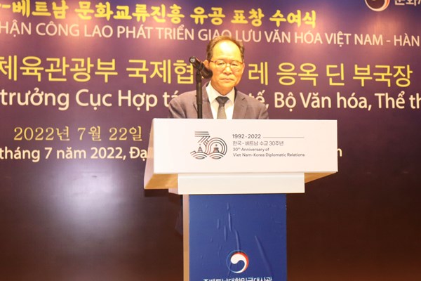 Bộ VHTTDL Hàn Quốc tặng Bằng khen cho Phó Cục trưởng Cục Hợp tác quốc tế Lê Ngọc Định - Anh 2