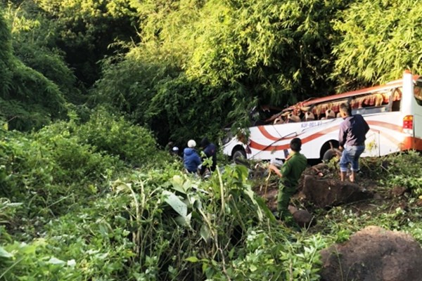 Bình Thuận: Xe khách lao xuống vực, 27 người bị thương - Anh 1