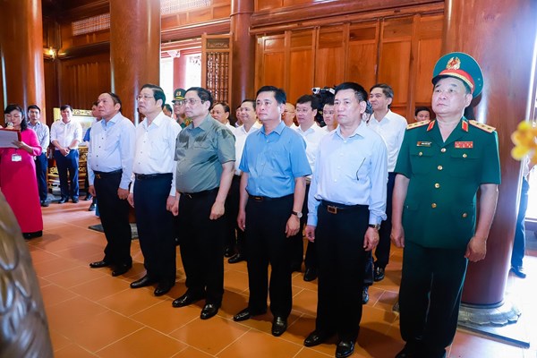 Thủ tướng dâng hương tưởng niệm Chủ tịch Hồ Chí Minh, tri ân anh hùng, liệt sĩ tại Nghệ An - Anh 1