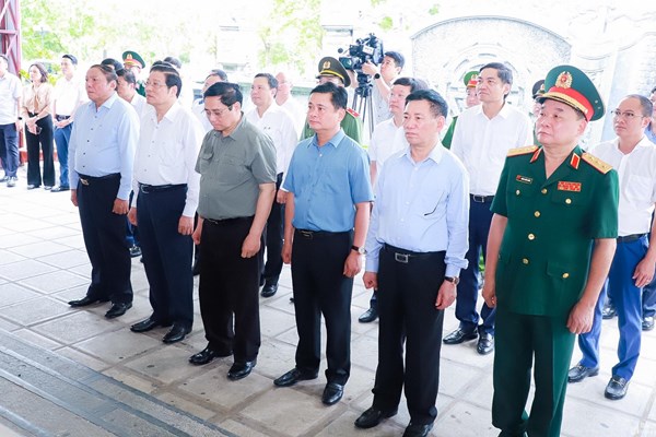 Thủ tướng dâng hương tưởng niệm Chủ tịch Hồ Chí Minh, tri ân anh hùng, liệt sĩ tại Nghệ An - Anh 2