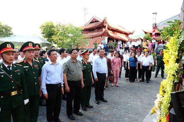 Thủ tướng dâng hương hoa tưởng niệm Chủ tịch Hồ Chí Minh và các AHLS Nghĩa trang Liệt sĩ Quốc tế Việt – Lào - Anh 6