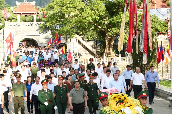 Thủ tướng dâng hương hoa tưởng niệm Chủ tịch Hồ Chí Minh và các AHLS Nghĩa trang Liệt sĩ Quốc tế Việt – Lào - Anh 5