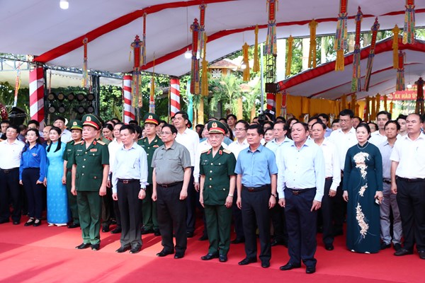 Thủ tướng dâng hương hoa tưởng niệm Chủ tịch Hồ Chí Minh và các AHLS Nghĩa trang Liệt sĩ Quốc tế Việt – Lào - Anh 7