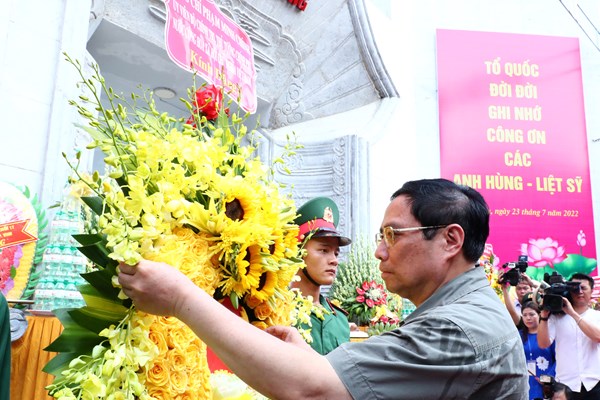 Thủ tướng dâng hương hoa tưởng niệm Chủ tịch Hồ Chí Minh và các AHLS Nghĩa trang Liệt sĩ Quốc tế Việt – Lào - Anh 9