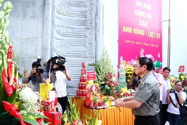 Thủ tướng dâng hương hoa tưởng niệm Chủ tịch Hồ Chí Minh và các AHLS Nghĩa trang Liệt sĩ Quốc tế Việt – Lào - Anh 10