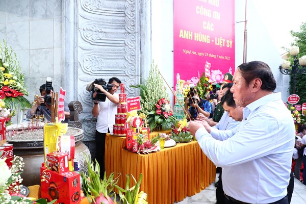 Thủ tướng dâng hương hoa tưởng niệm Chủ tịch Hồ Chí Minh và các AHLS Nghĩa trang Liệt sĩ Quốc tế Việt – Lào - Anh 11
