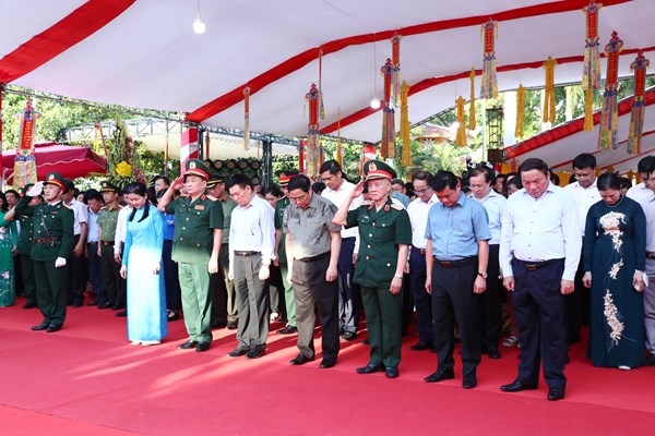 Thủ tướng dâng hương hoa tưởng niệm Chủ tịch Hồ Chí Minh và các AHLS Nghĩa trang Liệt sĩ Quốc tế Việt – Lào - Anh 8