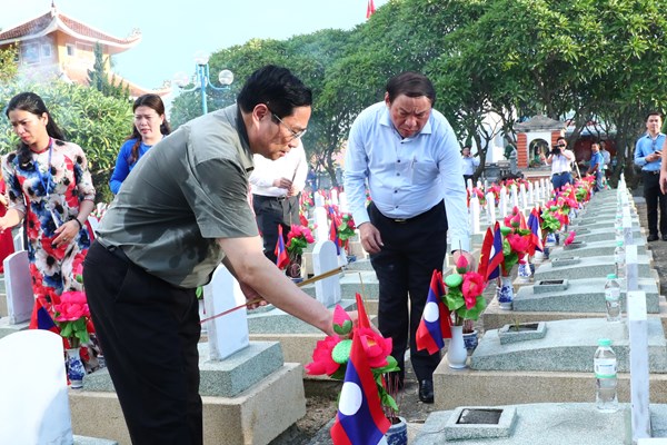 Thủ tướng dâng hương hoa tưởng niệm Chủ tịch Hồ Chí Minh và các AHLS Nghĩa trang Liệt sĩ Quốc tế Việt – Lào - Anh 12