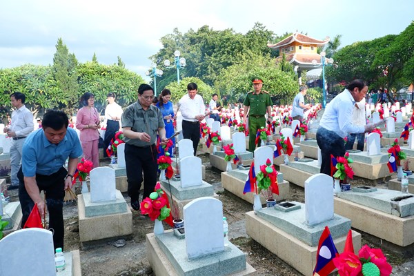 Thủ tướng dâng hương hoa tưởng niệm Chủ tịch Hồ Chí Minh và các AHLS Nghĩa trang Liệt sĩ Quốc tế Việt – Lào - Anh 14