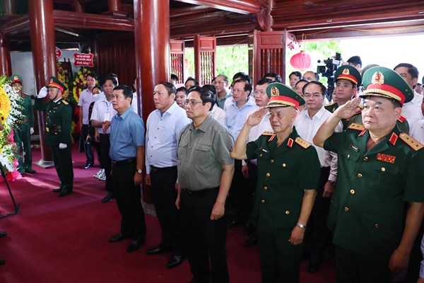Thủ tướng dâng hương hoa tưởng niệm Chủ tịch Hồ Chí Minh và các AHLS Nghĩa trang Liệt sĩ Quốc tế Việt – Lào - Anh 1