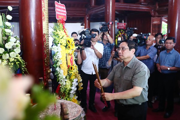Thủ tướng dâng hương hoa tưởng niệm Chủ tịch Hồ Chí Minh và các AHLS Nghĩa trang Liệt sĩ Quốc tế Việt – Lào - Anh 3