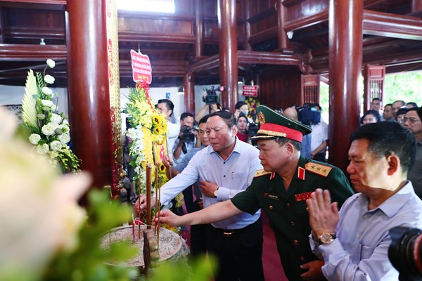 Thủ tướng dâng hương hoa tưởng niệm Chủ tịch Hồ Chí Minh và các AHLS Nghĩa trang Liệt sĩ Quốc tế Việt – Lào - Anh 4