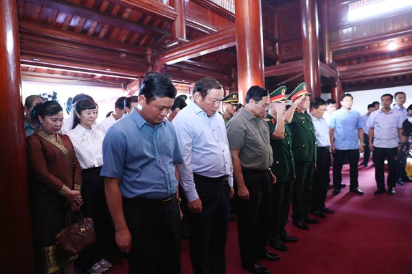 Thủ tướng dâng hương hoa tưởng niệm Chủ tịch Hồ Chí Minh và các AHLS Nghĩa trang Liệt sĩ Quốc tế Việt – Lào - Anh 2