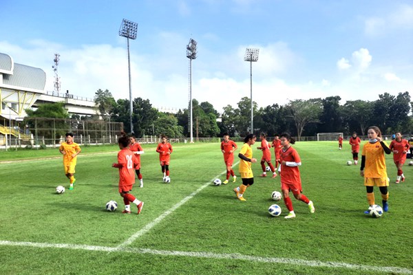 Tuyển U18 nữ Việt Nam đá trận ra quân giải Đông Nam Á với Singapore - Anh 1