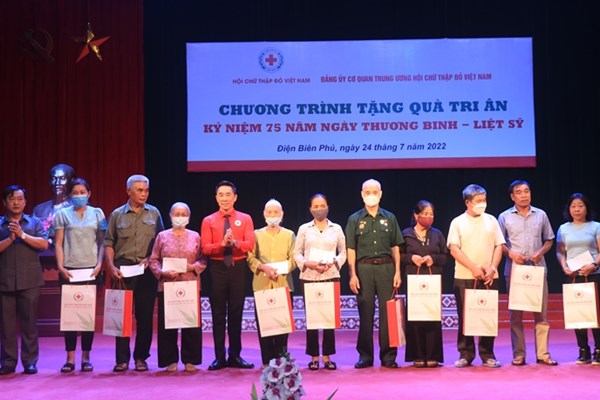 Hội Chữ thập đỏ Việt Nam tri ân gia đình chính sách tại Điện Biên - Anh 1