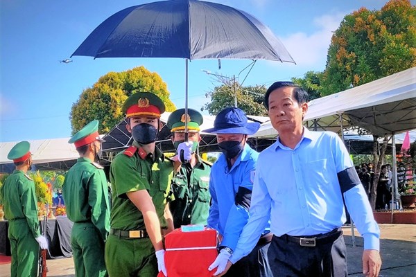 Kiên Giang truy điệu, an táng 20 hài cốt liệt sĩ quân tình nguyện tại Campuchia - Anh 1