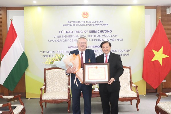 Trao tặng Kỷ niệm chương “Vì sự nghiệp Văn hoá, Thể thao và Du lịch” cho Đại sứ Đặc mệnh toàn quyền Hungary tại Việt Nam - Anh 3