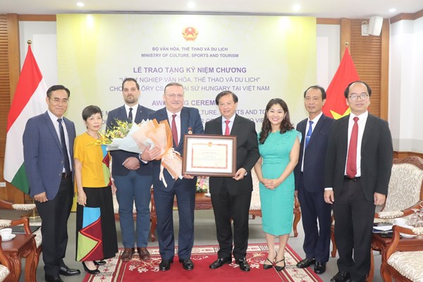 Trao tặng Kỷ niệm chương “Vì sự nghiệp Văn hoá, Thể thao và Du lịch” cho Đại sứ Đặc mệnh toàn quyền Hungary tại Việt Nam - Anh 4