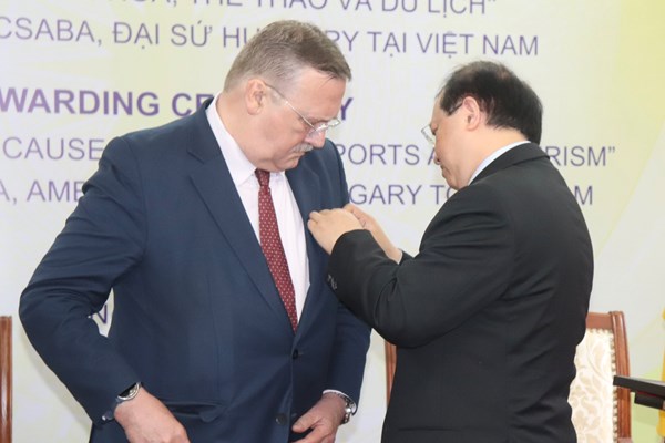 Trao tặng Kỷ niệm chương “Vì sự nghiệp Văn hoá, Thể thao và Du lịch” cho Đại sứ Đặc mệnh toàn quyền Hungary tại Việt Nam - Anh 2