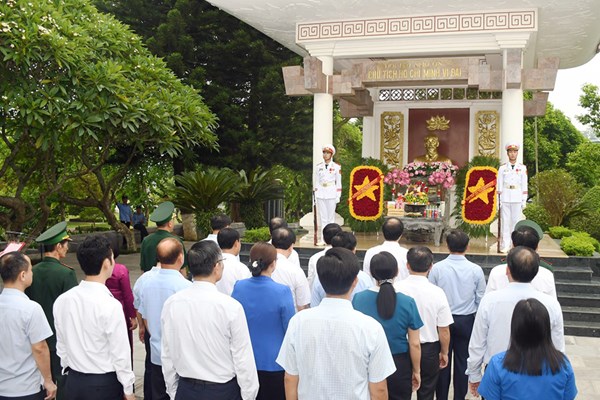 Lào Cai: Dâng hương tưởng nhớ Chủ tịch Hồ Chí Minh và các anh hùng liệt sĩ - Anh 1